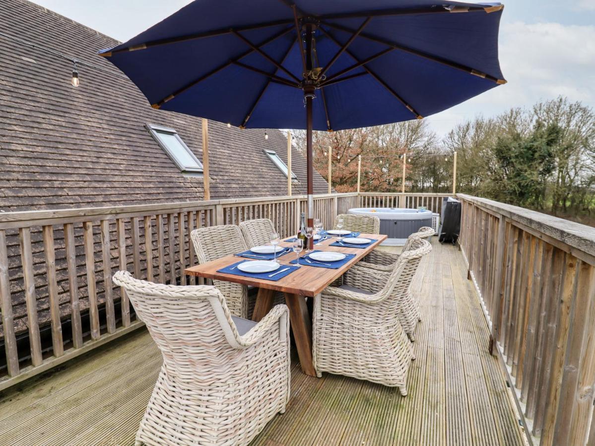 Tree Tops Witney Exterior foto